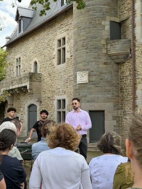 Animateur expliquant les règles du jeu d'enquête à un groupe de collaborateurs
